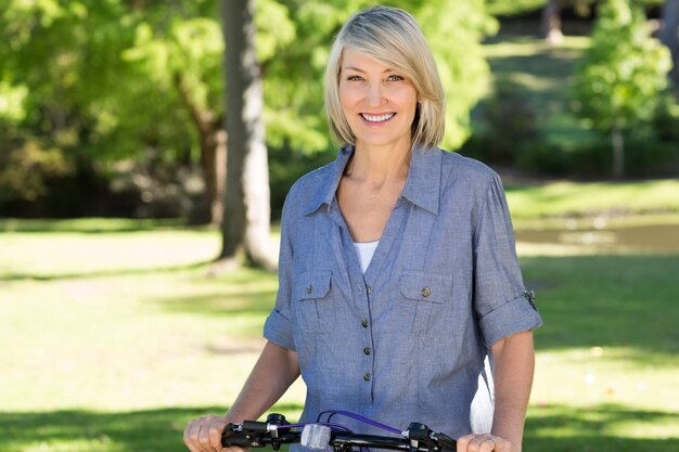 Vrouw met fiets in park