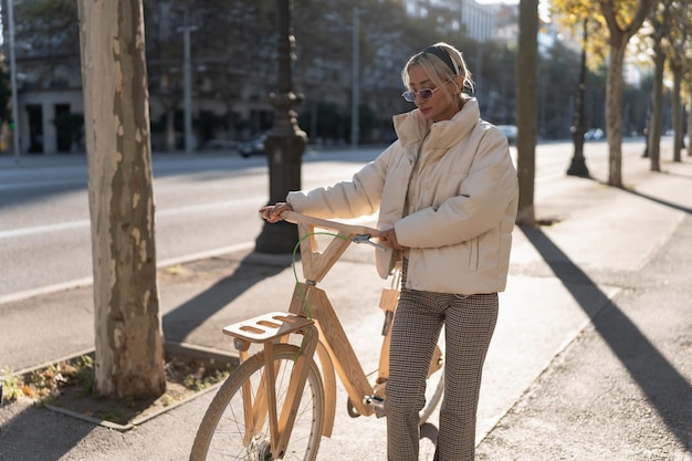 Vrouw met fiets wandelen in de buurt van weg