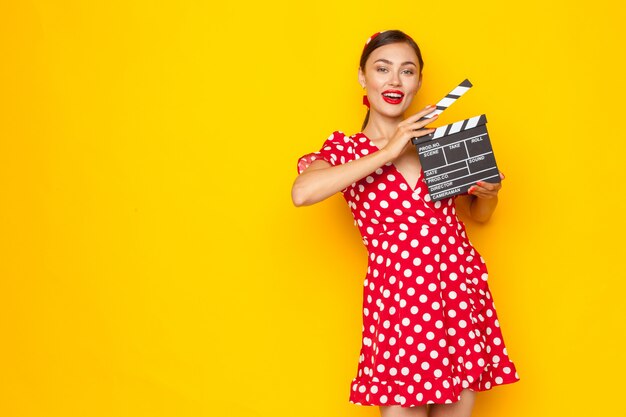 Vrouw met film klepel bord