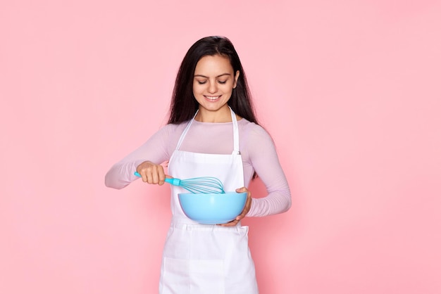 Vrouw met garde en kom met eieren