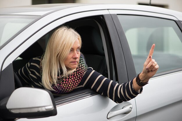 Vrouw met gebaren terwijl ze in de auto zit