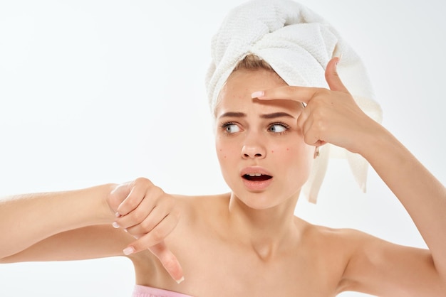 Vrouw met gecombineerde schouders die haar gezicht vasthoudt dermatologie huidverzorging