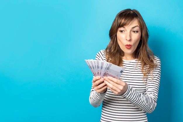 Vrouw met geld in haar handen