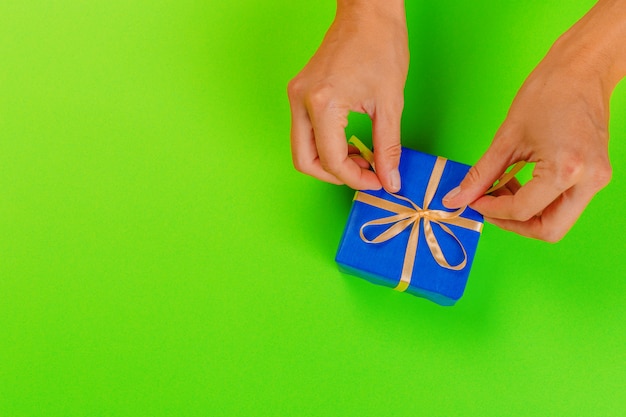 Vrouw met geschenkdoos op kleur