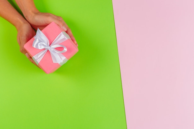 Vrouw met geschenkdoos op kleur