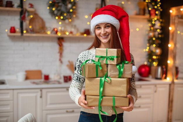 Vrouw met geschenkdozen