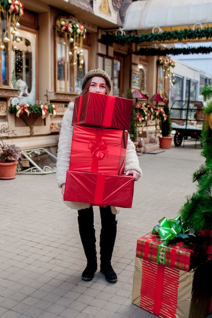 Vrouw met geschenkdozen