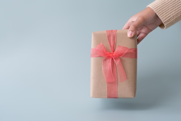 Vrouw met geschenkpapieren doos stropdas schattig lint voor speciale gelegenheid