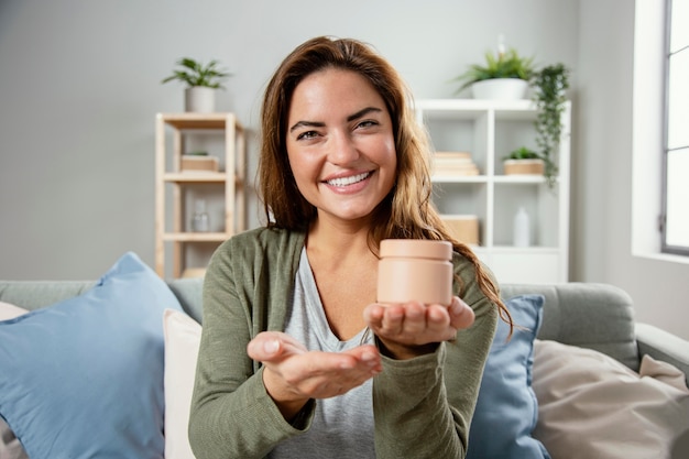 Vrouw met gezichtscrème