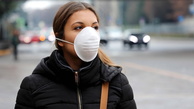 Vrouw met gezichtsmasker beschermend voor de verspreiding van griepziektevirus, bescherming tegen griepvirussen en ziekten