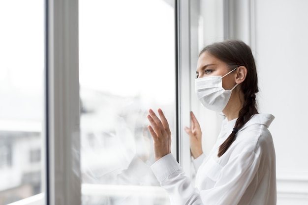 Vrouw met gezichtsmasker in het nieuwe normaal