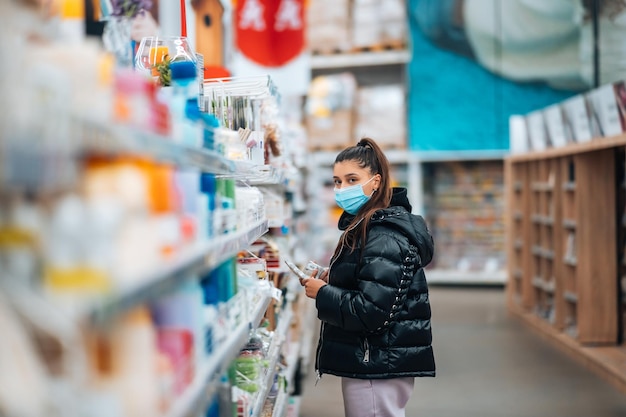 Vrouw met gezichtsmasker kopen tijdens viruspandemie