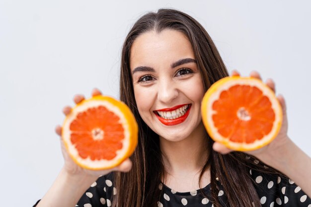 Vrouw met gezonde natuurlijke citrus. Aantrekkelijke mooie jonge vrouw met plakjes sinaasappel.