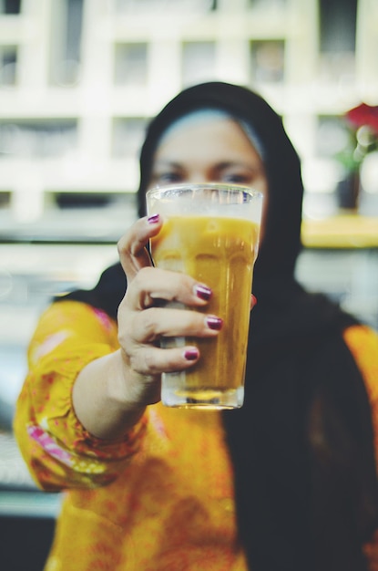 Foto vrouw met glas in de hand