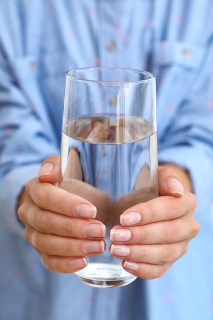 Vrouw met glas water close-up Verfrissend drankje