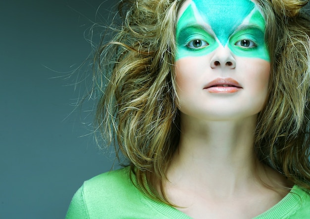 Vrouw met groene creatieve samenstelling