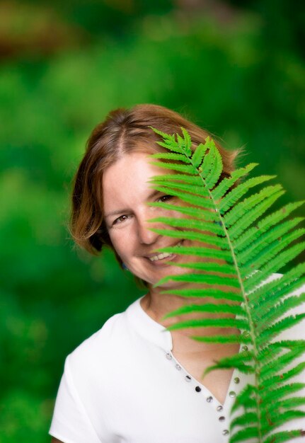 Foto vrouw met groene varens