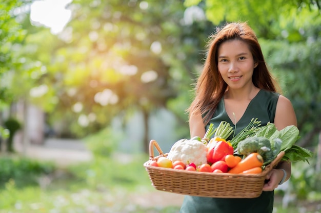 vrouw met groentenmand met natuurachtergrond