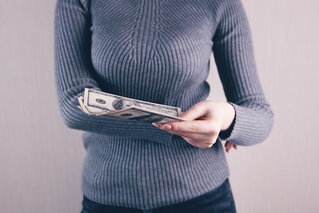 Vrouw met groot geld in haar handen