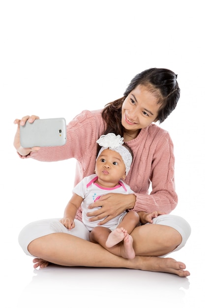 Vrouw met haar baby selfie samen te nemen