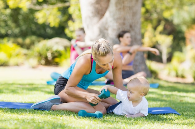 Vrouw met haar baby tijdens het sporten