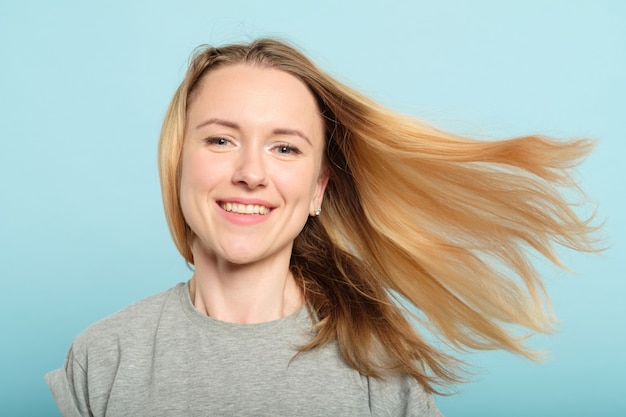 Vrouw met haar dat in de wind vliegt. haarverzorgingsproducten en schoonheidsconcept.