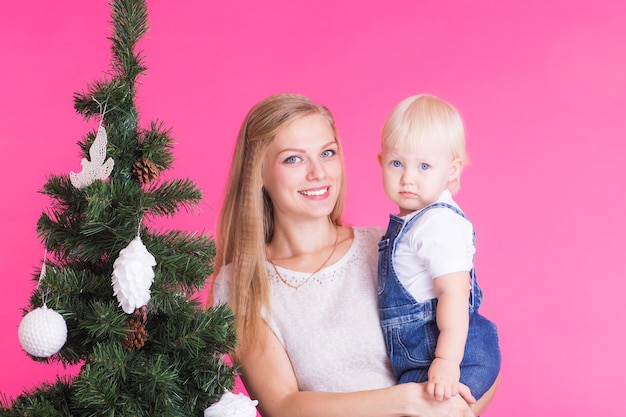 vrouw met haar dochtertje kerstboom versieren