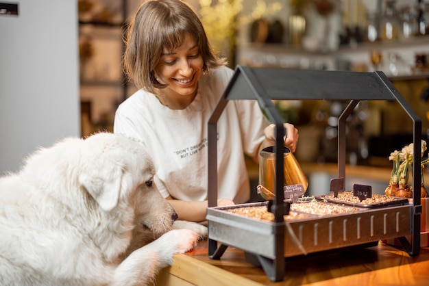 Vrouw met haar hond die thuis groenten kweekt