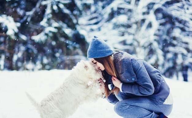 Vrouw met haar hond tedere scène. Winterconcert vriendschap