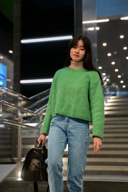 Vrouw met haar huisdier in de metro