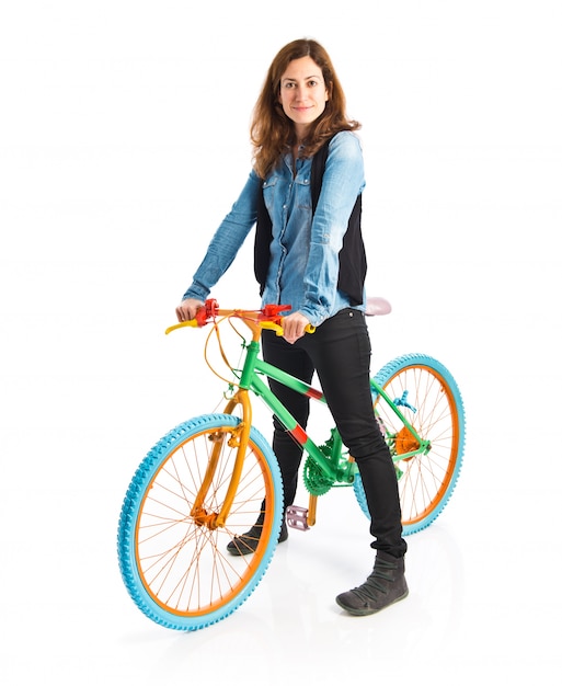 Vrouw met haar kleurrijke fiets