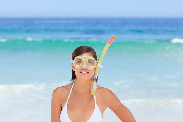 Vrouw met haar masker op het strand