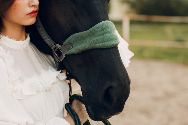 Foto vrouw met haar paard op een ranch