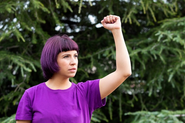 Vrouw met haar vuist opgeheven