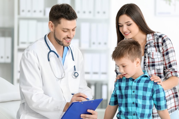 Vrouw met haar zoon bij de dokter