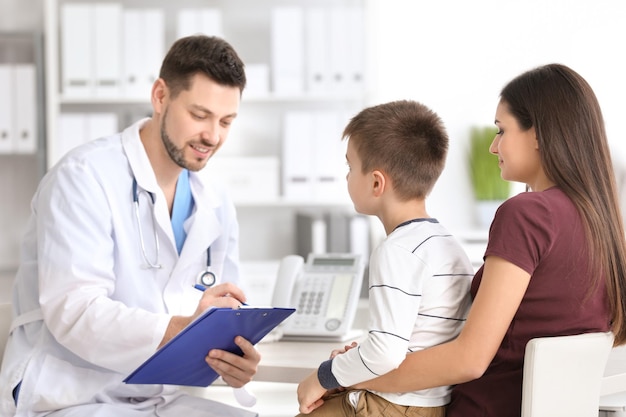 Vrouw met haar zoon bij de dokter