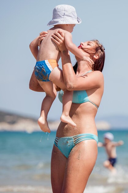 Vrouw met haar zoon op het strand