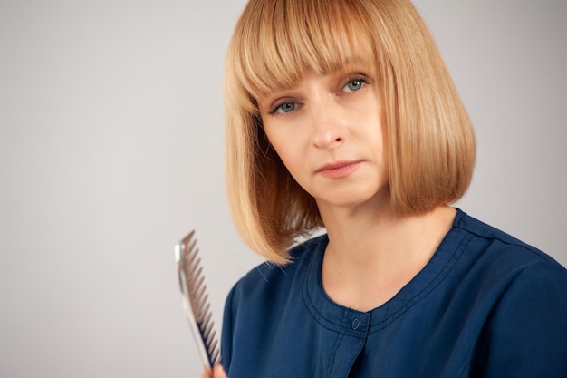 Vrouw met haarborstels op achtergrond. Dokter