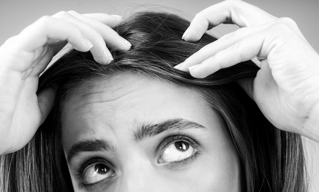 Vrouw met haarprobleem vrouw kijkt geschokt naar haar verloren haar hoofd kaal en haarbehandelingsconcept