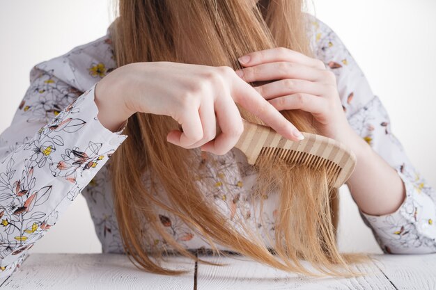 Vrouw met haarproblemen, verloren haar op kam