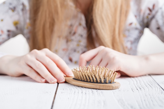 Vrouw met haarproblemen, verloren haar op kam