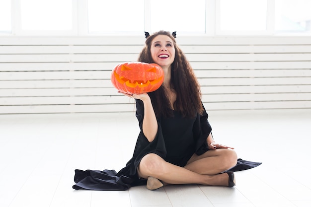 vrouw met Halloween-kostuum