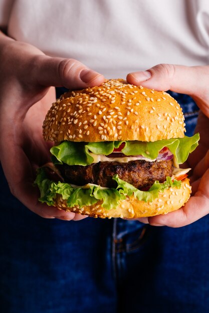 Vrouw met hamburger in haar handen