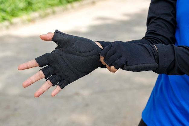 Foto vrouw met handschoenen die zich voorbereiden op de fietstocht