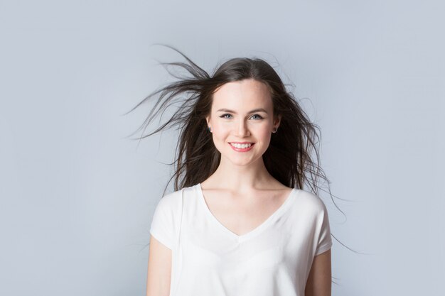 Vrouw met haren in de wind