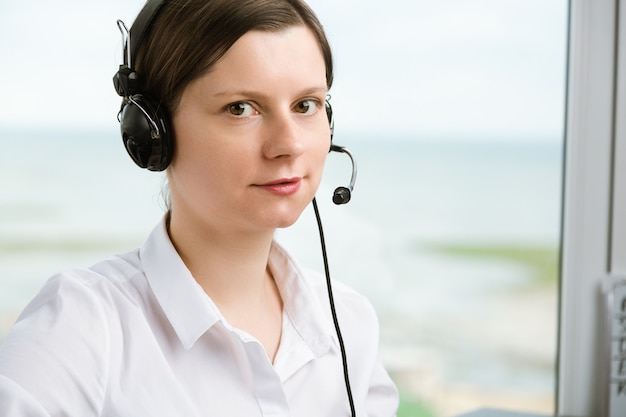 Vrouw met headset die op kantoor werkt om problemen op te lossen. callcentermedewerker die vanuit huis werkt.