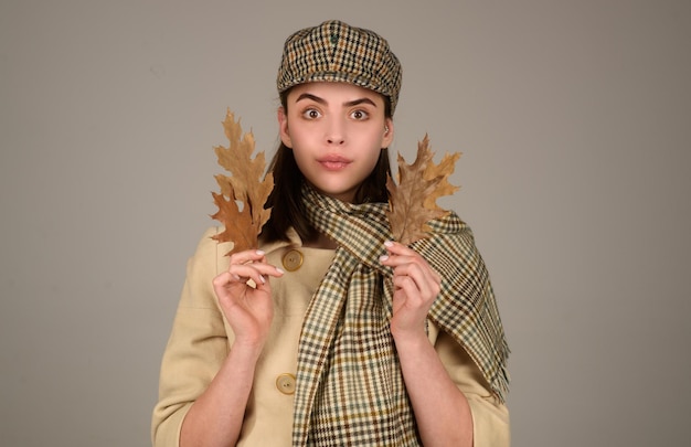 Vrouw met herfstbladeren op geïsoleerde achtergrond met kopie ruimte herfst portret