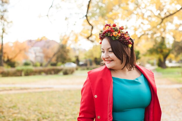 Vrouw met herfstkrans