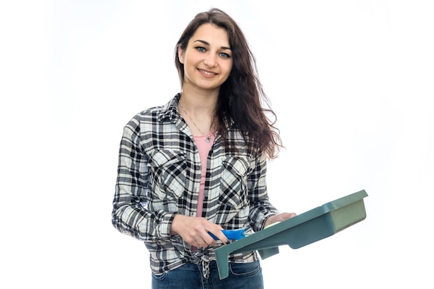 Vrouw met het schilderen van geïsoleerde dienblad