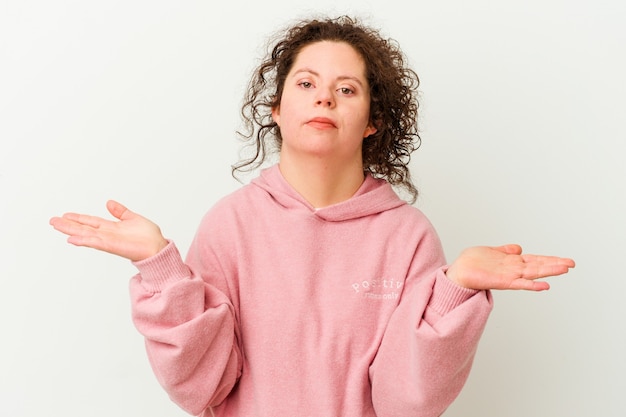 Vrouw met het syndroom van Down geïsoleerd verwarde en twijfelachtige schouders ophalen om een kopie ruimte vast te houden